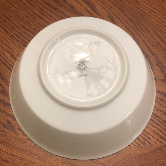 Noritake Cumberland Round Serving Bowl - 2225 - Picture 3 of 4